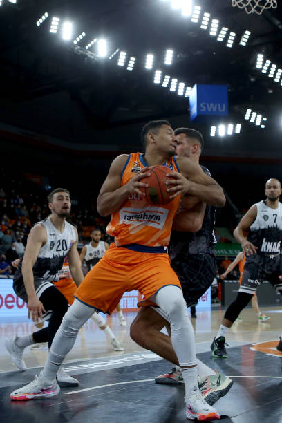 瓦奇在接受 瓦奇在接受