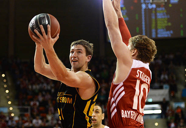 短道速滑世锦赛 ｜ 刘少昂1500米摘铜 加拿大收获三金.