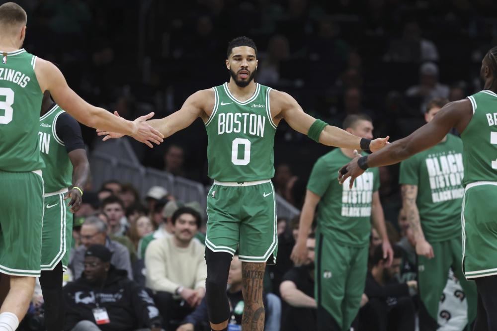 本文推荐新手练习盖伦、努努和拉克丝，操作简单、技能易上手，适合新手快速上手。